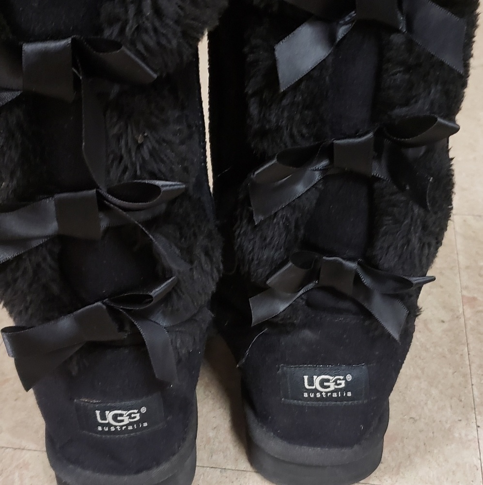 Uggs womens sz 6 with bows